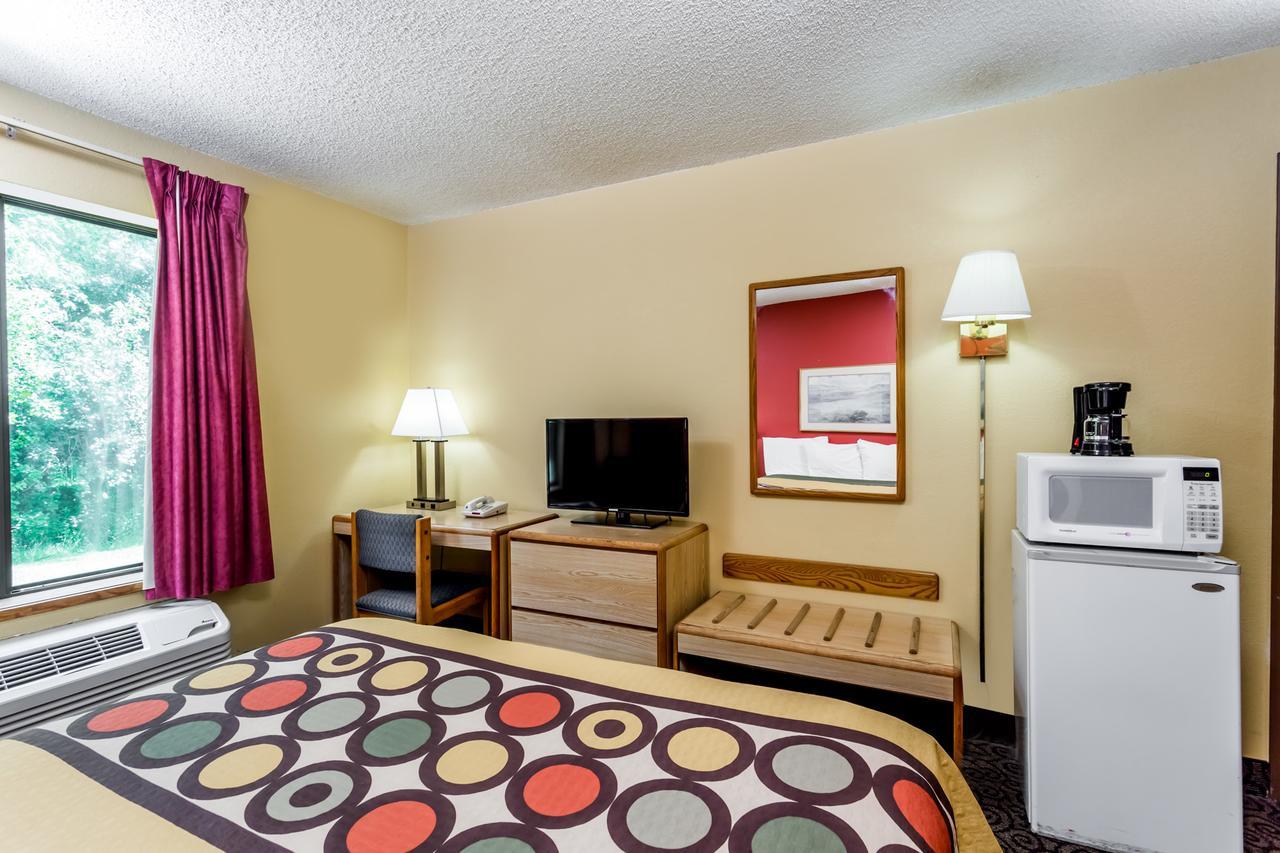 Super 8 By Wyndham Appleton Hotel Exterior photo